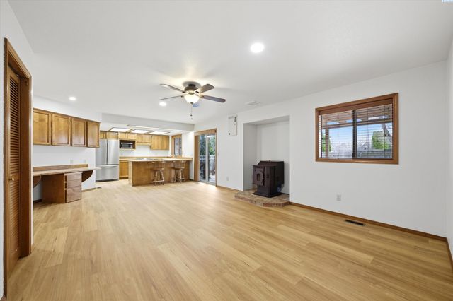 628 Meadows Dr East, Richland, WA 99352