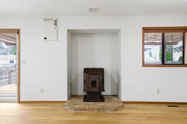 628 Meadows Dr East, Richland, WA 99352