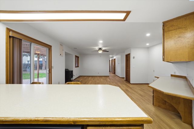 628 Meadows Dr East, Richland, WA 99352