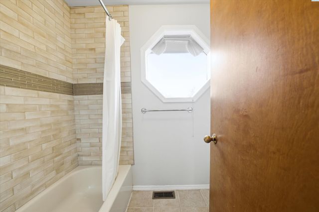 628 Meadows Dr East, Richland, WA 99352