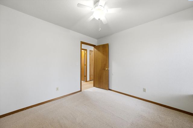 628 Meadows Dr East, Richland, WA 99352