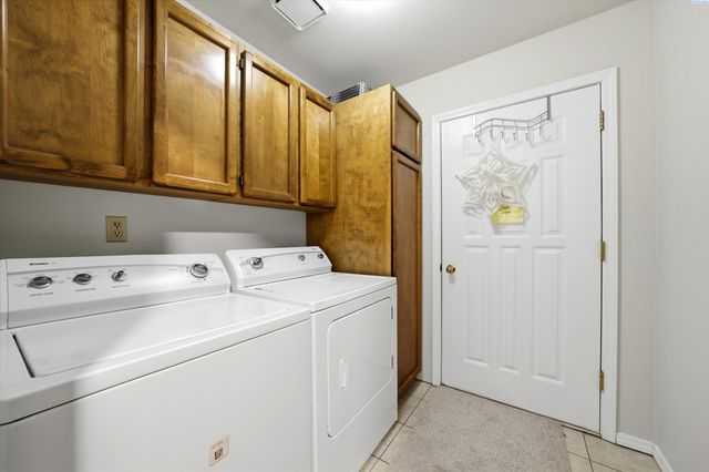 628 Meadows Dr East, Richland, WA 99352