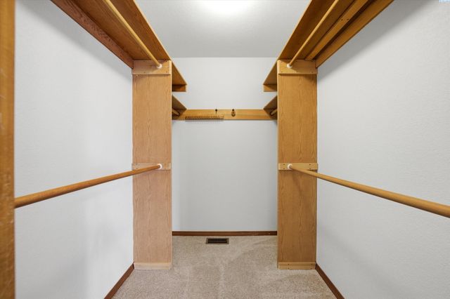 628 Meadows Dr East, Richland, WA 99352