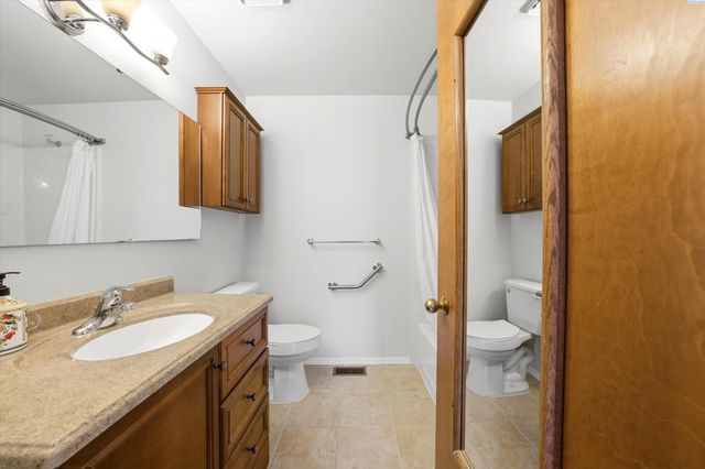 628 Meadows Dr East, Richland, WA 99352