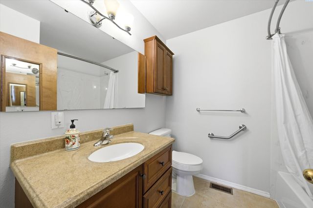 628 Meadows Dr East, Richland, WA 99352