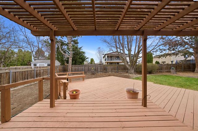 628 Meadows Dr East, Richland, WA 99352