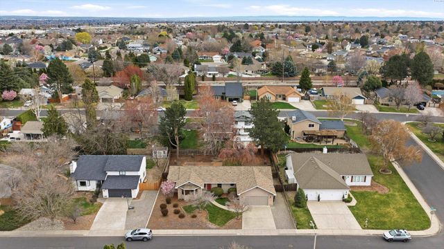 628 Meadows Dr East, Richland, WA 99352