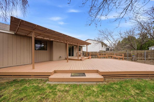 628 Meadows Dr East, Richland, WA 99352