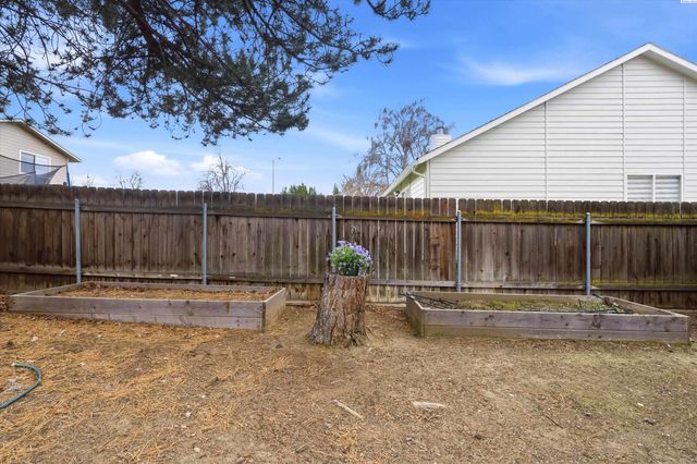 628 Meadows Dr East, Richland, WA 99352