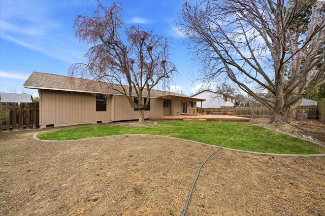 628 Meadows Dr East, Richland, WA 99352