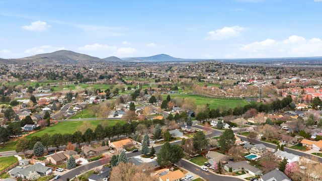 628 Meadows Dr East, Richland, WA 99352