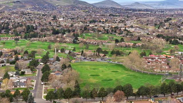 628 Meadows Dr East, Richland, WA 99352