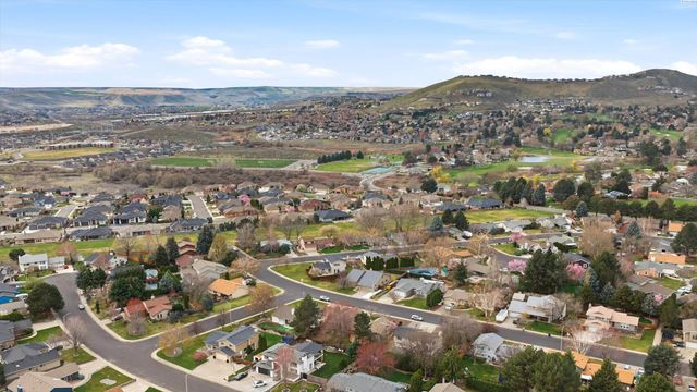 628 Meadows Dr East, Richland, WA 99352