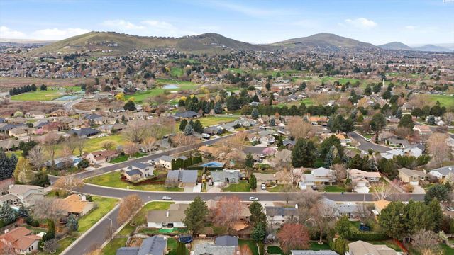 628 Meadows Dr East, Richland, WA 99352