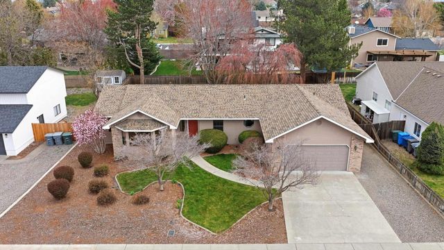 628 Meadows Dr East, Richland, WA 99352