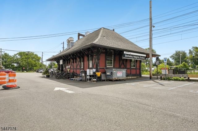 14 Helen Way, Berkeley Heights Twp., NJ 07922