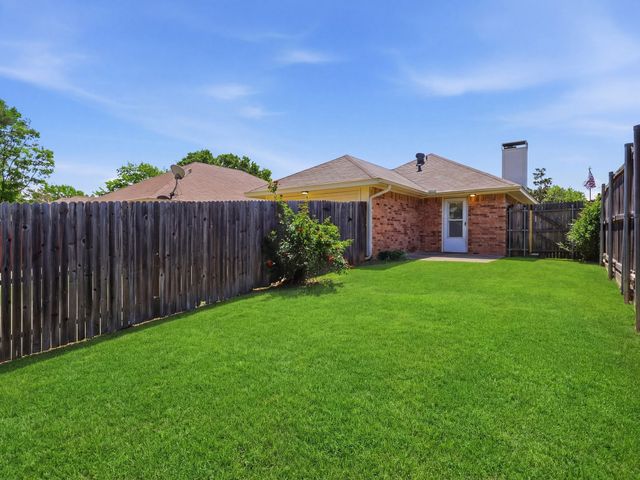 749 Red Oak Drive, Lewisville, TX 75067