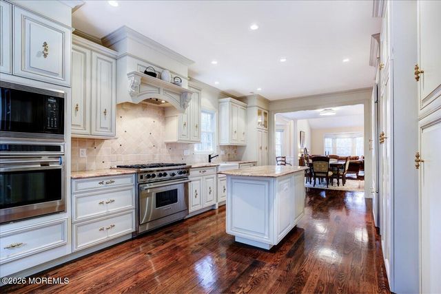 1 Spinaker Lane, Red Bank, NJ 07701