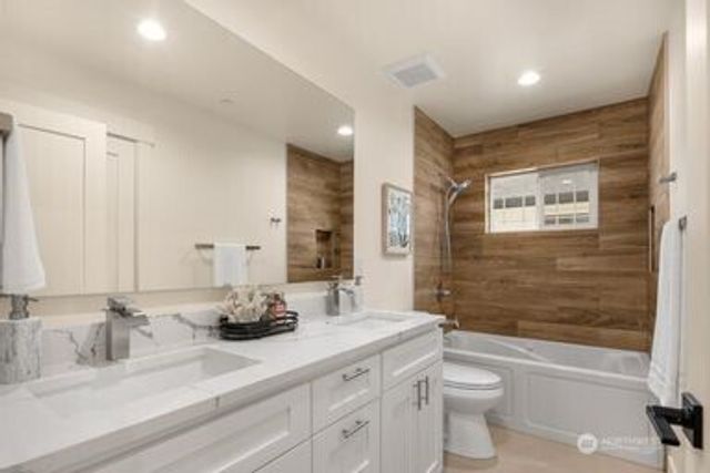 2411 SW 346th Street, Federal Way, WA 98023