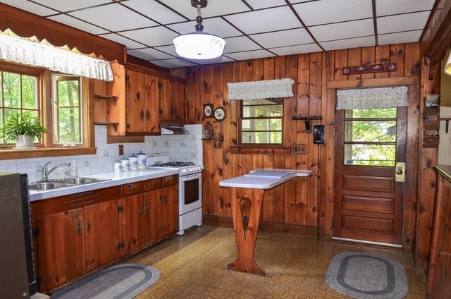 240 Gates Pond Rd, Berlin, MA 01503