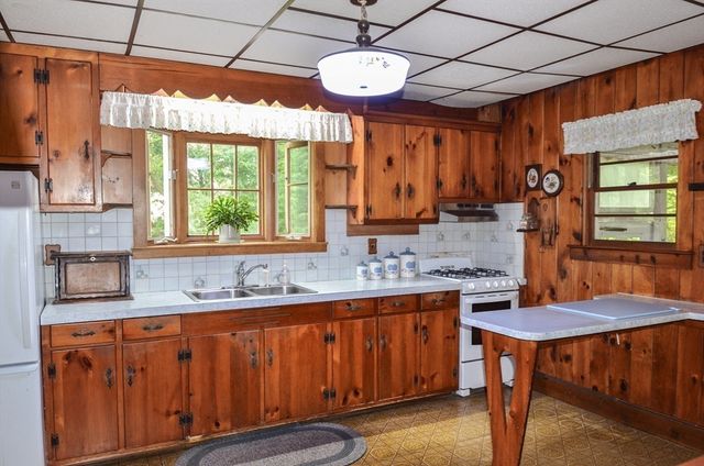 240 Gates Pond Rd, Berlin, MA 01503