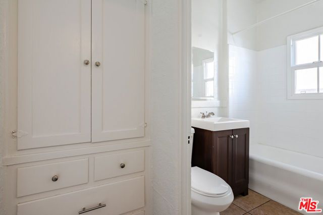 5320 W Olympic Boulevard 10, Los Angeles, CA 90036