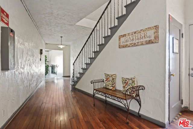 5320 W Olympic Boulevard 10, Los Angeles, CA 90036