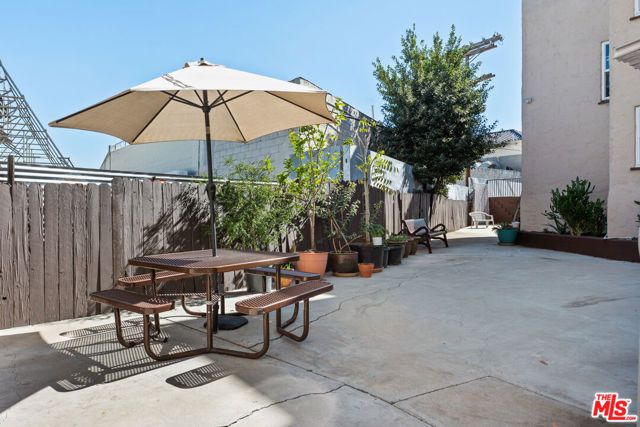 5320 W Olympic Boulevard 10, Los Angeles, CA 90036
