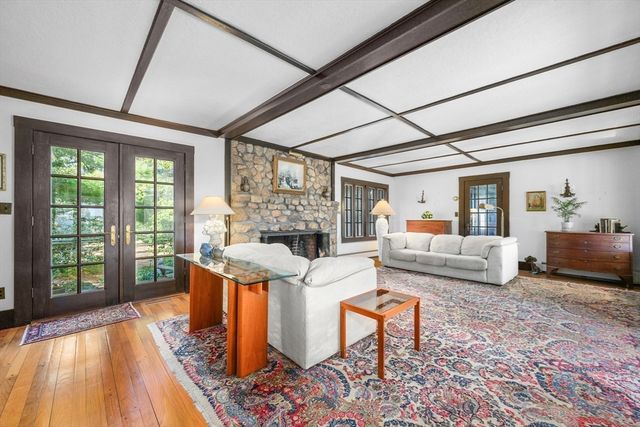 74 Lakeview Dr, Barnstable, MA 02632