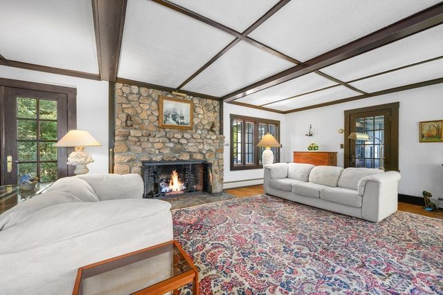 74 Lakeview Dr, Barnstable, MA 02632