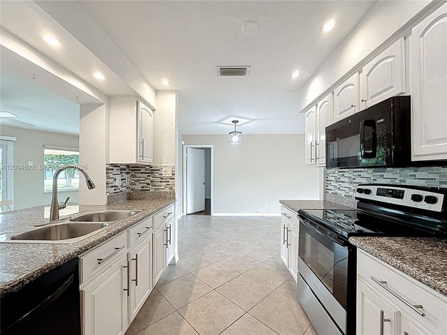 8102 NW 96th Ter, Tamarac, FL 33321