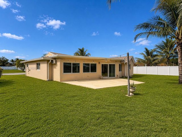 8102 NW 96th Ter, Tamarac, FL 33321