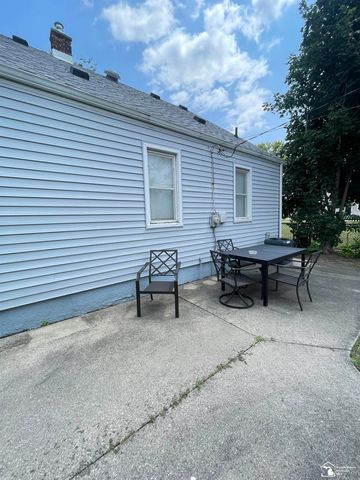 42 Cleveland Street, Trenton, MI 48183