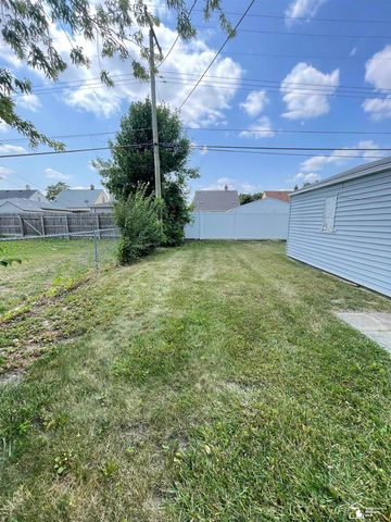 42 Cleveland Street, Trenton, MI 48183