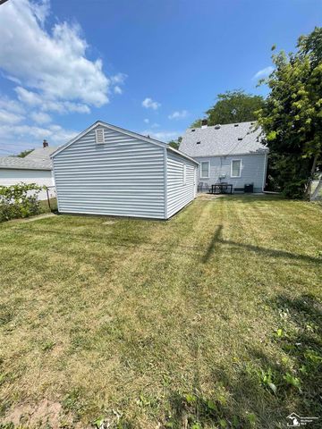42 Cleveland Street, Trenton, MI 48183