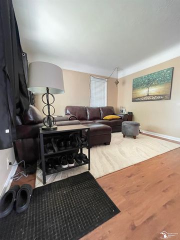42 Cleveland Street, Trenton, MI 48183