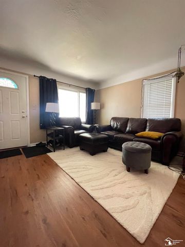 42 Cleveland Street, Trenton, MI 48183