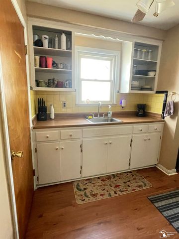 42 Cleveland Street, Trenton, MI 48183