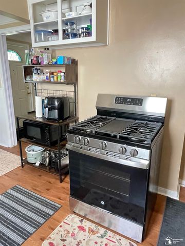 42 Cleveland Street, Trenton, MI 48183