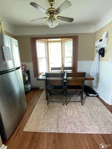 42 Cleveland Street, Trenton, MI 48183