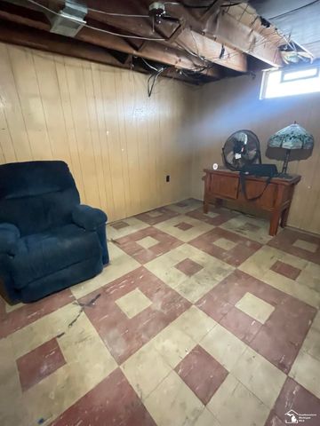 42 Cleveland Street, Trenton, MI 48183