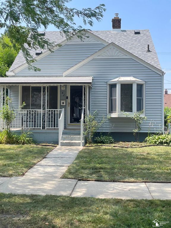 42 Cleveland Street, Trenton, MI 48183
