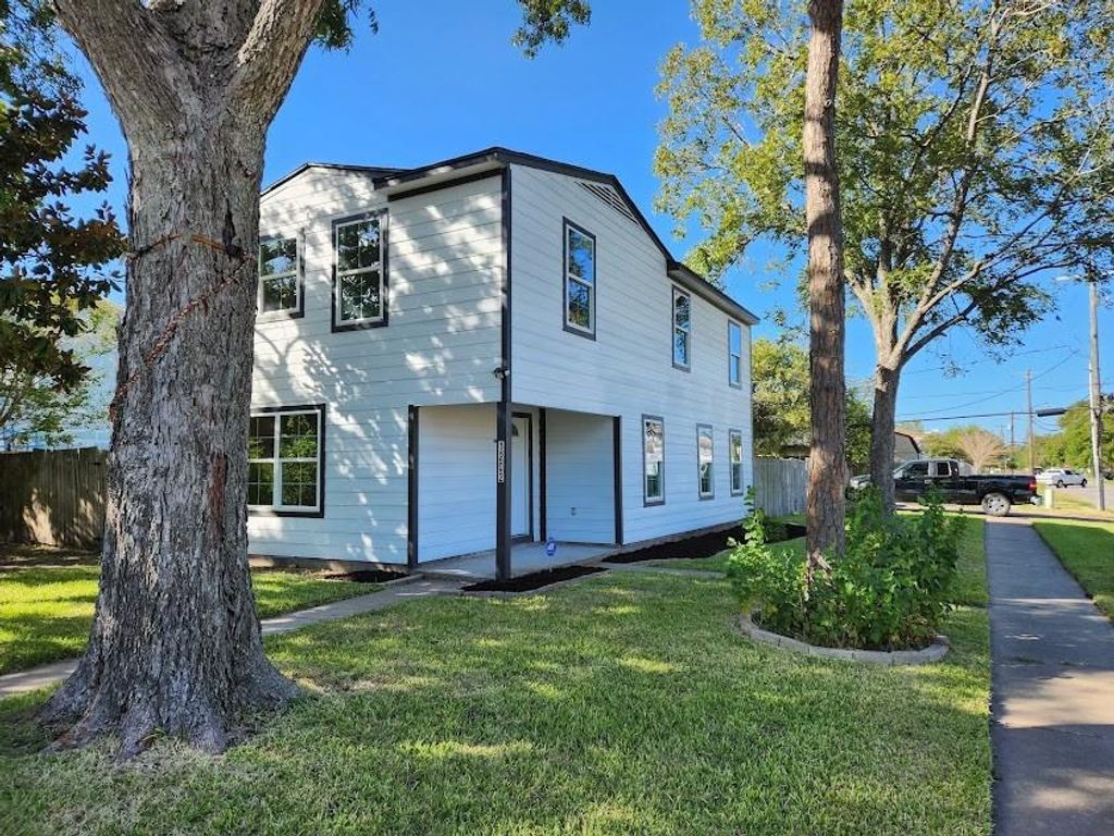 1202 3rd Avenue N, Texas City, TX 77590
