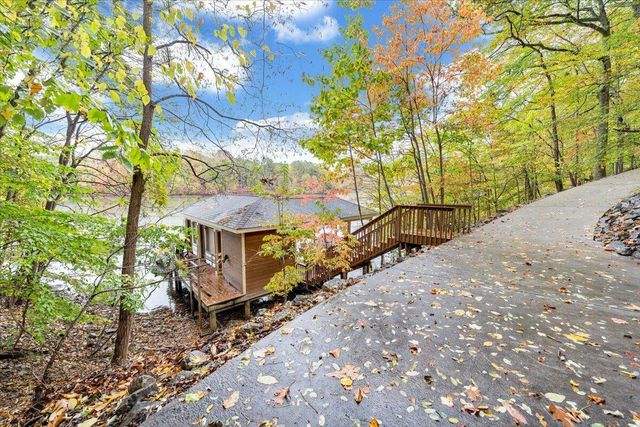 119 Cathedral Oaks LN, Wirtz, VA 24184