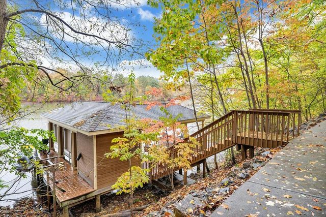 119 Cathedral Oaks LN, Wirtz, VA 24184