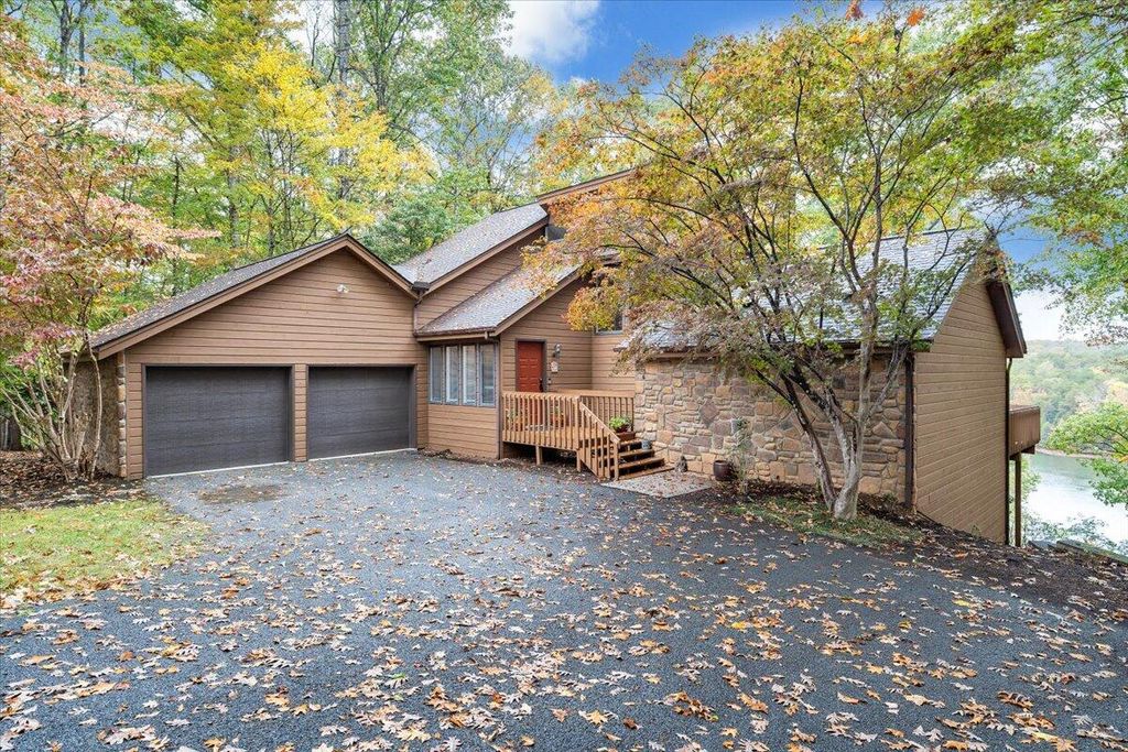 119 Cathedral Oaks LN, Wirtz, VA 24184