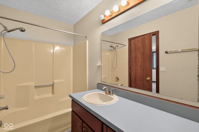5960 Highgate Circle E, Indianapolis, IN 46250