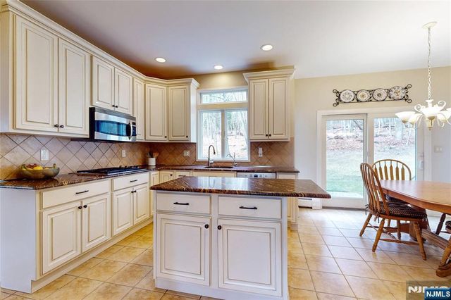 10 Hope Street, Montvale, NJ 07645