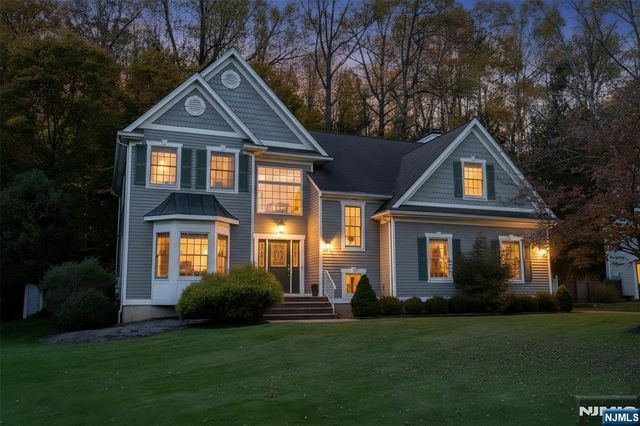 10 Hope Street, Montvale, NJ 07645