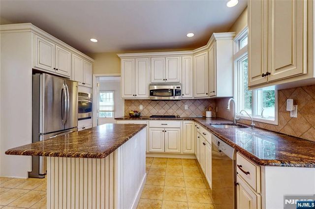 10 Hope Street, Montvale, NJ 07645